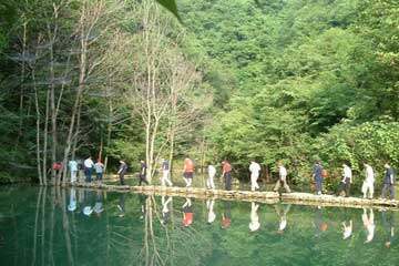      香水河七彩瀑布风景区位于南漳县城