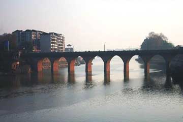 打开了衡阳通往南岳,衡山的卡口,负荷着各种运输车辆,而且使石鼓公园