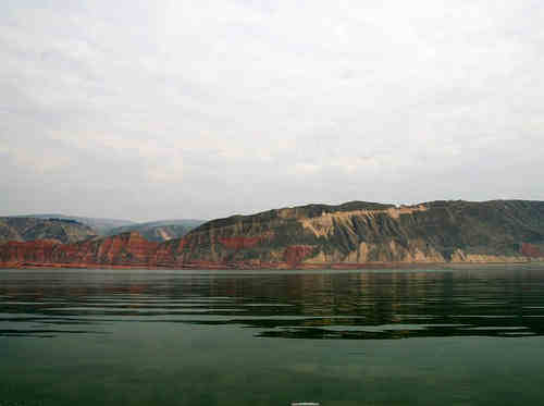 水庫大壩處有電廠和劉家峽旅遊公司提供各式遊船,遊客可乘船直達水庫